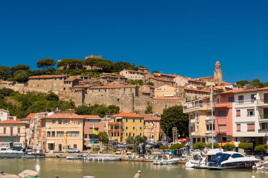 Hafen und Altstadt von Castiglione della Pescaia in der Maremma.