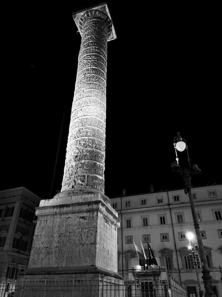 Die Trajans-Säule bei Nacht