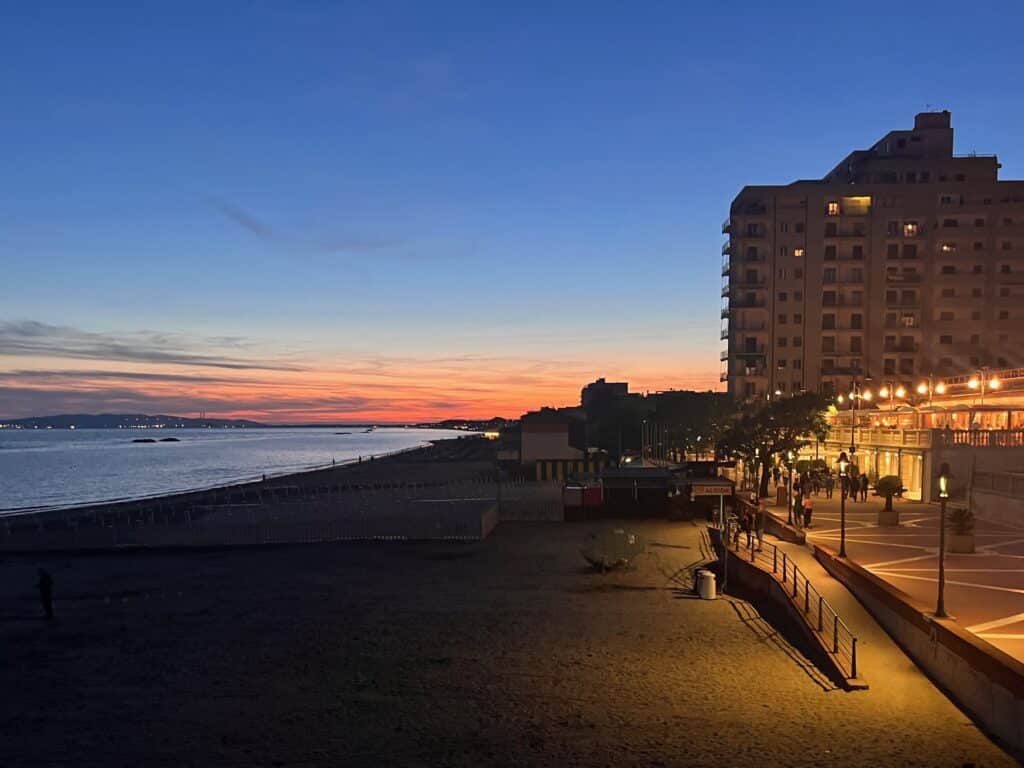 Sundowner auf der Dachterrasse - Follonicas Strandpromenade