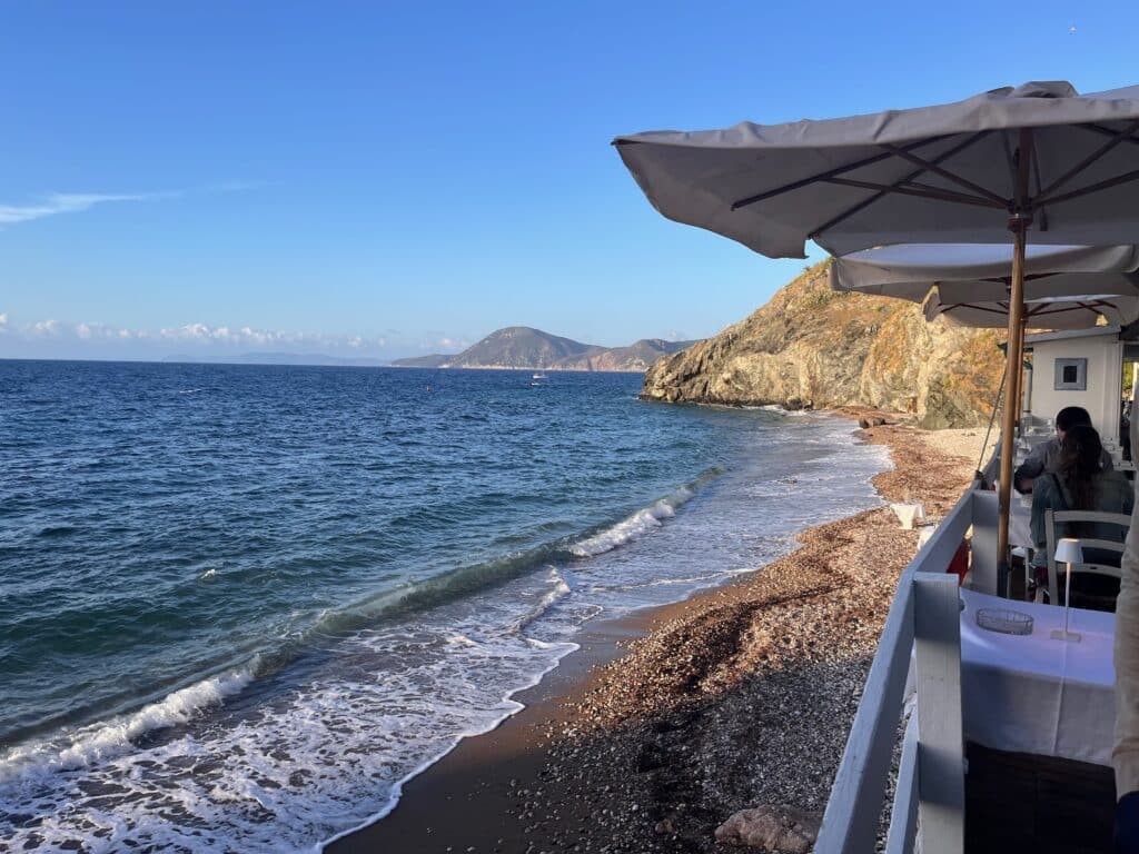 Das ist mal ein Restaurant mit Ausblick auf das Mittelmeer.