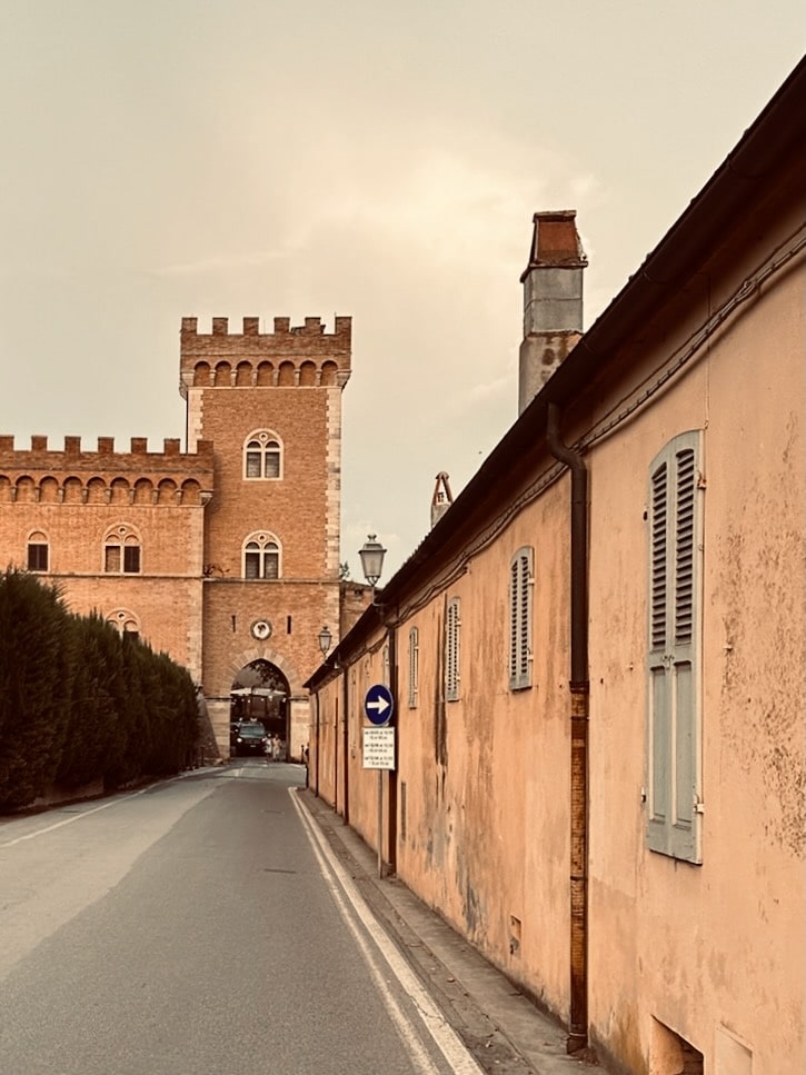 Das Stadttor auf der Seite der Zypressenallee - Ausflug nach Bolgheri