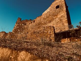 Die Burg von Scarlino im Sonnenuntergang
