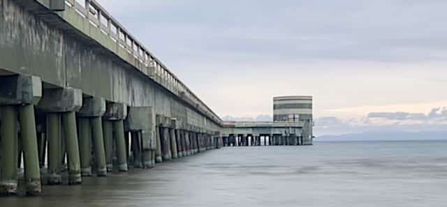 Strand von Follonica - die markante Landungsbrücke